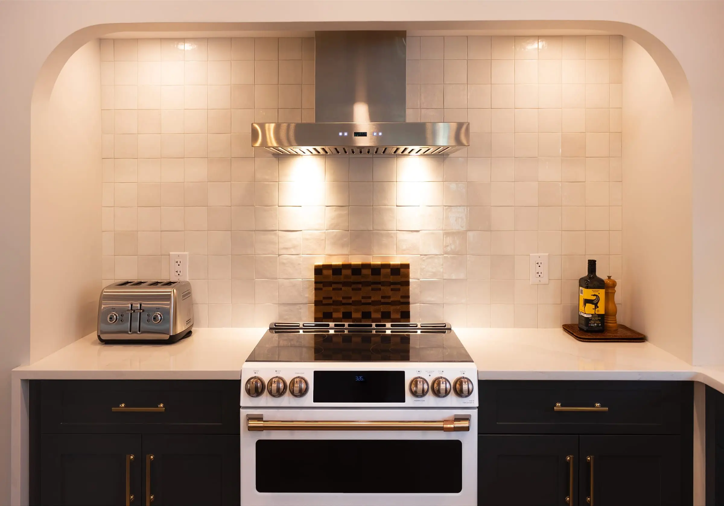 The arched, tiled range alcove in the Parkview kitchen